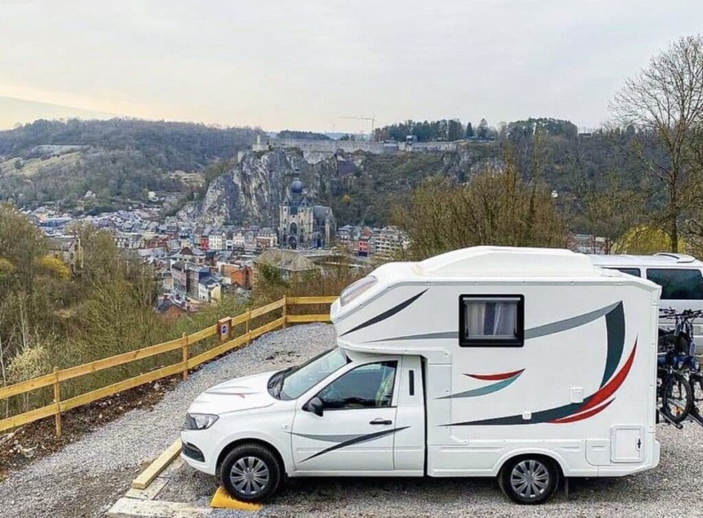 Camping-car capucine Lada Granta