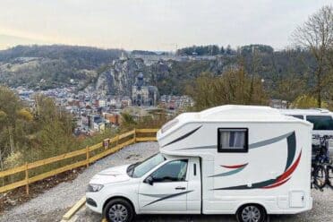 Wohnmobil mit Blick auf Stadt und Felsen