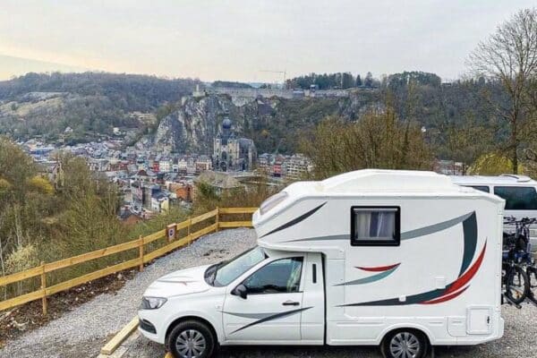 Wohnmobil mit Blick auf Stadt und Felsen