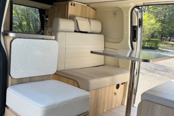 Intérieur de van aménagé avec banquettes et table
