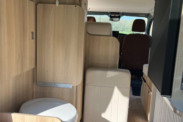 Intérieur de van aménagé avec toilettes et rangements