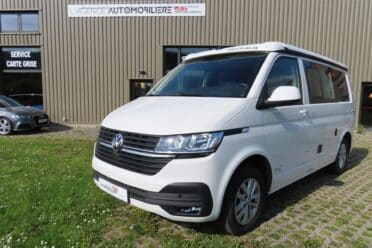 Van Volkswagen Westfalia weiß vor Autohaus