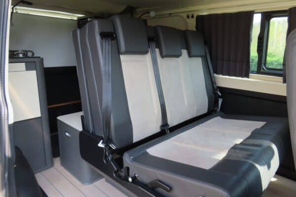 Banquette convertible en lit dans van aménagé moderne