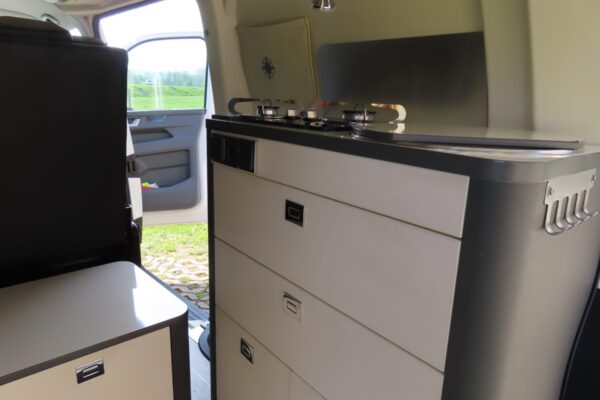 Cuisine aménagée dans un van avec réchaud