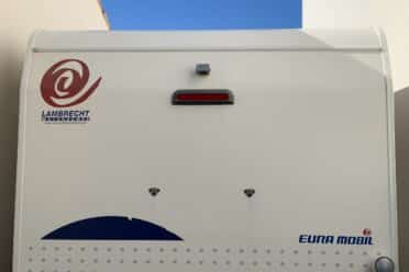 Parte posteriore di Camper Eura Mobil bianco