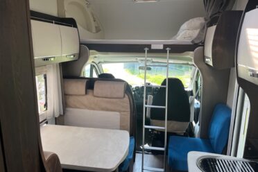 Interni del camper con letto a soppalco e dinette