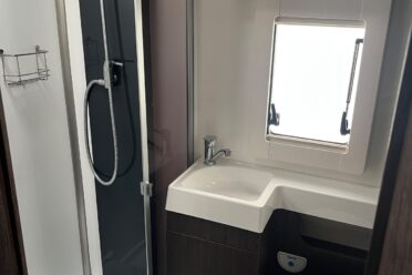 Piccolo bagno moderno con doccia e lavabo
