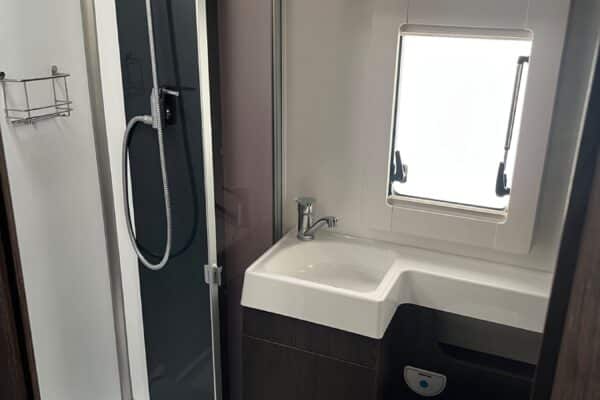 Petite salle de bain moderne avec douche et lavabo