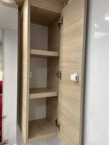 Armoire murale en bois clair avec étagères ouvertes