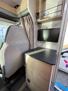 Intérieur de camping-car avec télévision murale et bureau