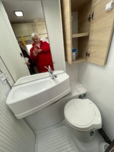 Petite salle de bain de camping-car avec miroir