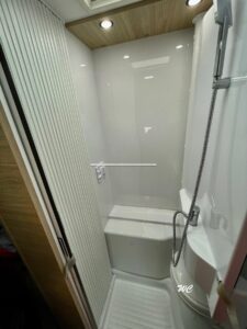 Douche compacte avec WC intégré dans camping-car