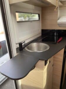 Kitchenette compacte de van aménagé avec évier