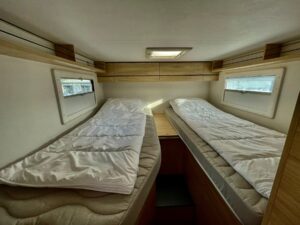 Intérieur camping-car avec deux lits simples