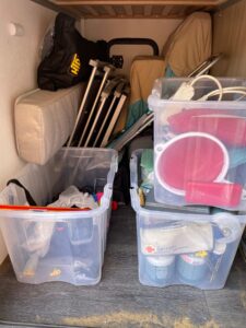 Box de stockage avec bacs et matériel divers