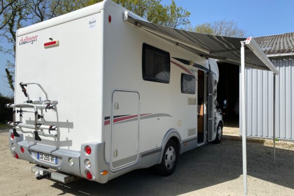 Camping-car blanc avec auvent déployé extérieur