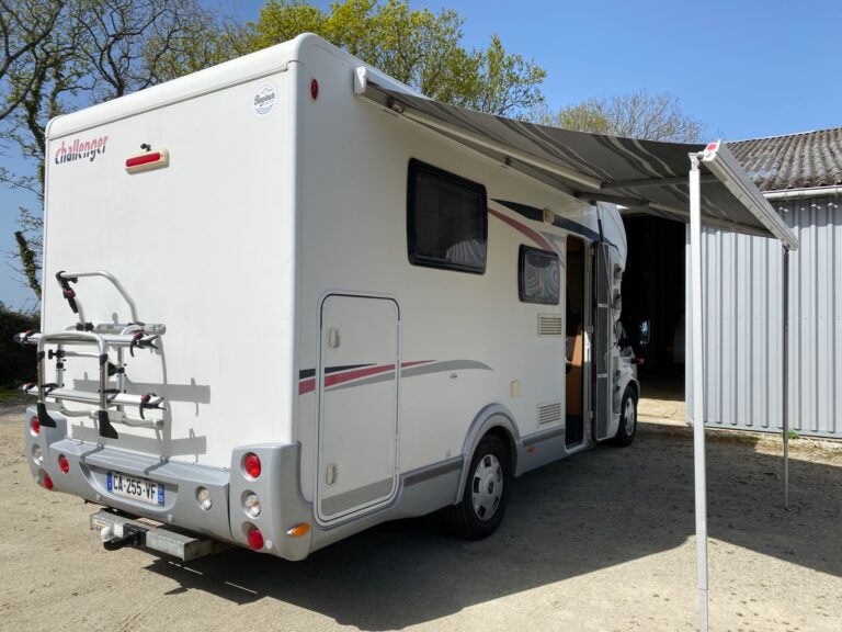 Camping-car blanc avec auvent déployé extérieur