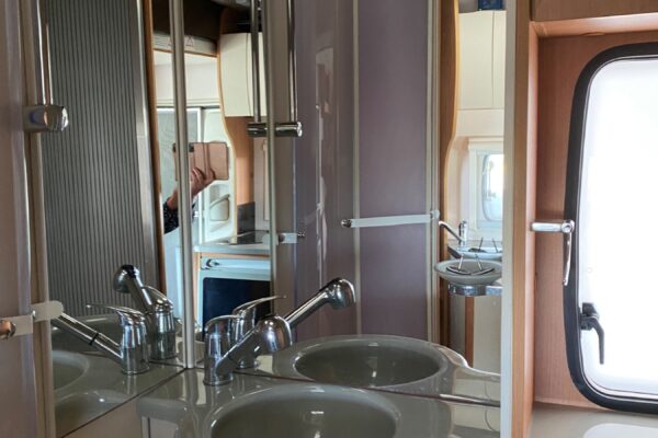 Petite salle de bain de camping-car moderne