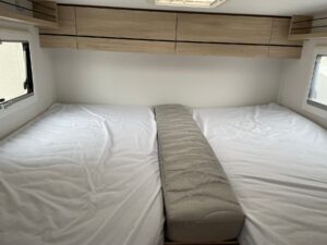 Chambre de camping-car avec lits jumeaux