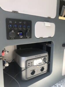Panneau électrique et station EcoFlow dans van aménagé