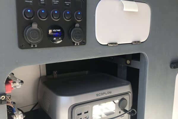 Panneau électrique et station EcoFlow dans van aménagé