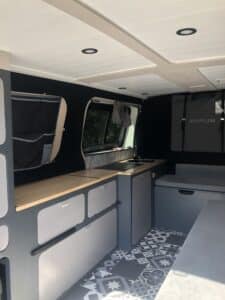 Intérieur de van aménagé moderne avec kitchenette