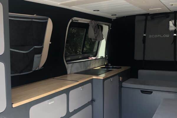 Intérieur de van aménagé moderne avec kitchenette