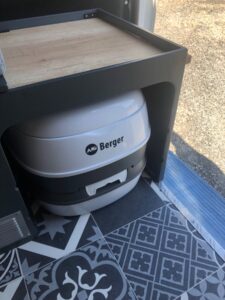 Toilettes chimiques Berger intégrées dans un van aménagé