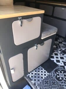 Meuble de rangement intégré avec banquette et loquets