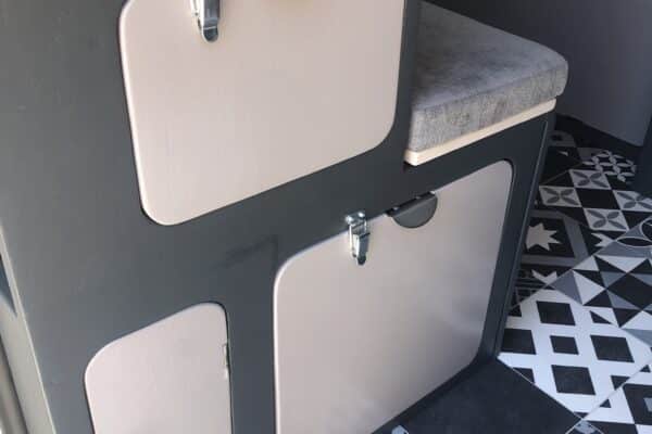 Meuble de rangement intégré avec banquette et loquets