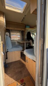 Intérieur de camping-car avec coin repas lumineux