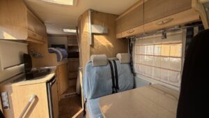 Intérieur de camping-car avec cuisine et couchage