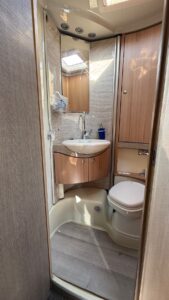 Salle de bain compacte de camping-car moderne