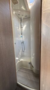 Cabine de douche compacte dans camping-car moderne