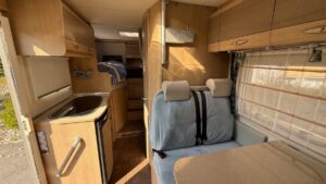 Intérieur de camping-car avec kitchenette et couchage