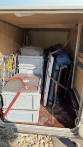 Coffre de camping-car avec caisses et chaises pliantes