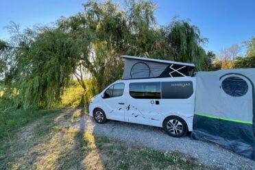 Van camperizzato con tetto apribile all'aperto