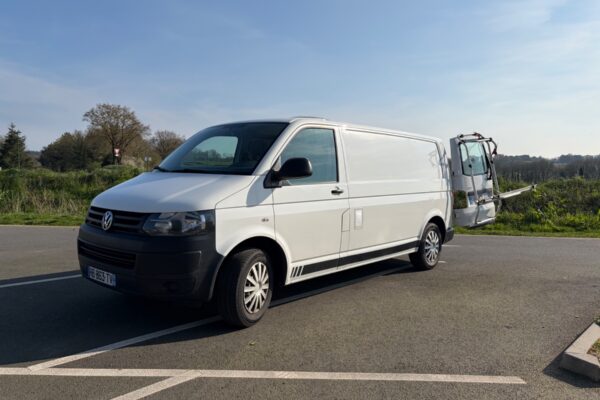 Fourgon Volkswagen blanc avec porte-vélos arrière