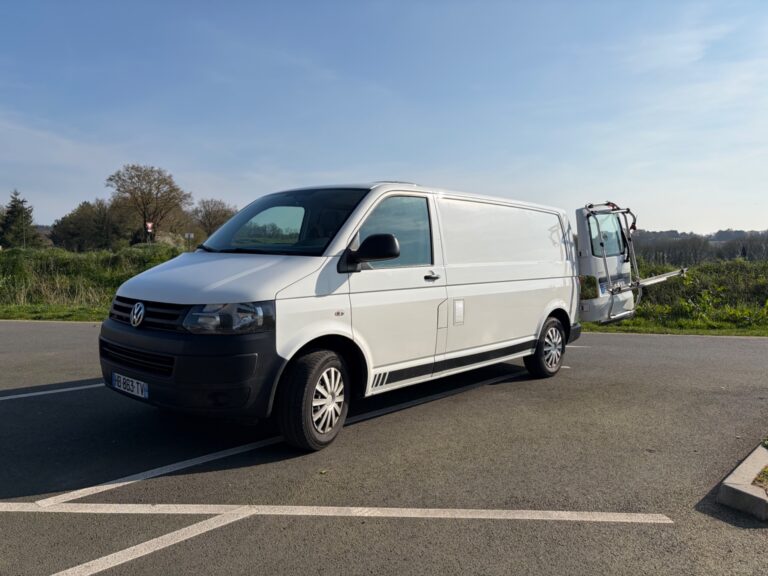 Fourgon Volkswagen blanc avec porte-vélos arrière