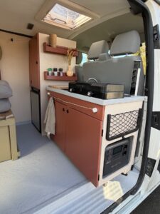 Aménagement cuisine compacte dans van aménagé moderne