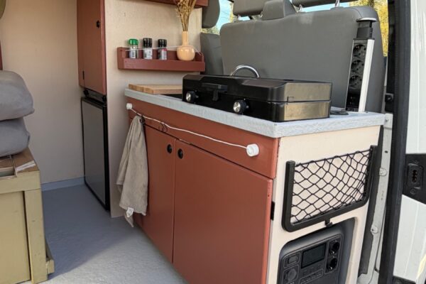 Aménagement cuisine compacte dans van aménagé moderne