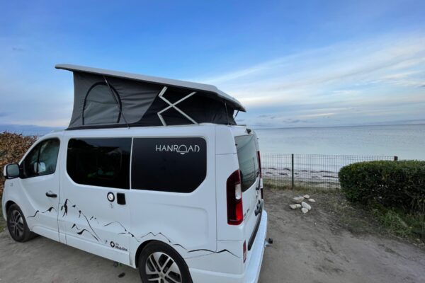 Van aménagé toit relevable face à la mer