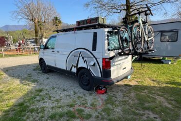 Van camperizzato con biciclette parcheggiate nel campeggio