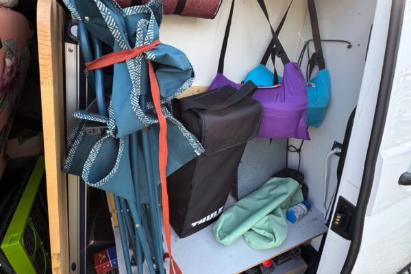 Rangement optimisé dans un van aménagé avec accessoires