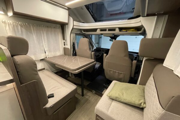 Intérieur moderne de camping-car avec coin repas