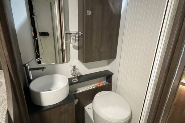 Petite salle de bain moderne avec douche