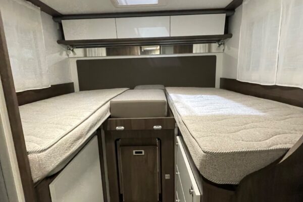 Chambre de camping-car avec lits jumeaux et rangements