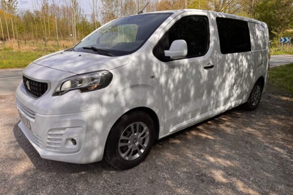 Fourgon utilitaire blanc stationné en bord de route