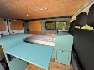 Intérieur van aménagé avec lit et table rabattable