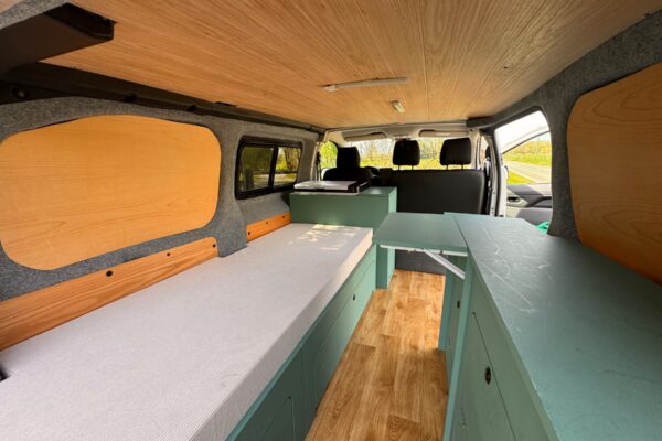 Intérieur de van aménagé avec lit et rangements